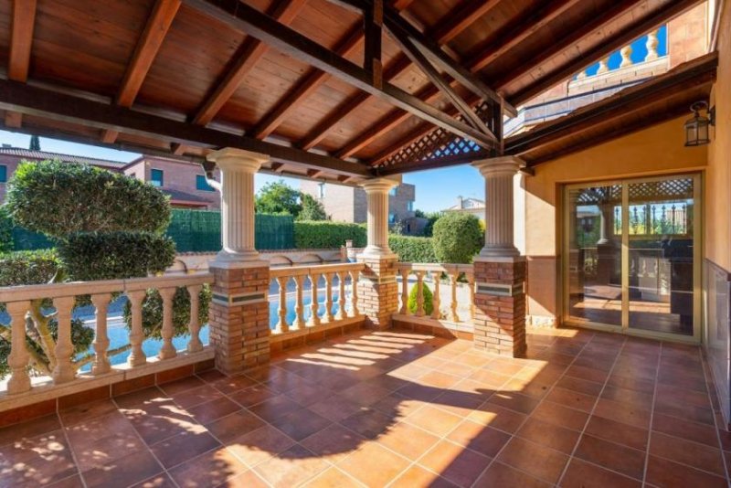 Sant Miquel dOlèrdola Spektakuläres Haus im Herzen des Penedés (Sant Miguel dOlèrdola). Es besteht aus 3 Etagen, am Eingang finden wir eine Veranda