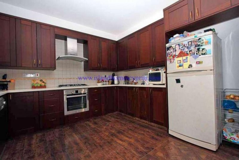 Xylofagou 3 bedroom, 2 bathroom detached property set on a large 800m2 plot with an 80m2 adjoining beauty salon/ office situated in the o