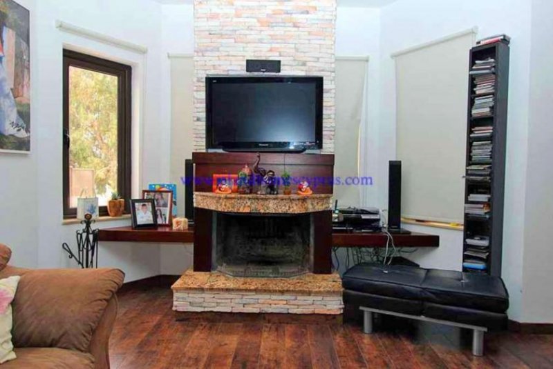 Xylofagou 3 bedroom, 2 bathroom detached property set on a large 800m2 plot with an 80m2 adjoining beauty salon/ office situated in the o