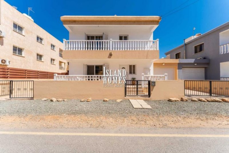 Xylofagou 3 bedroom, semi detached villa with private swimming pool, central heating and TITLE DEEDS in village of Xylofagou - FPX101This