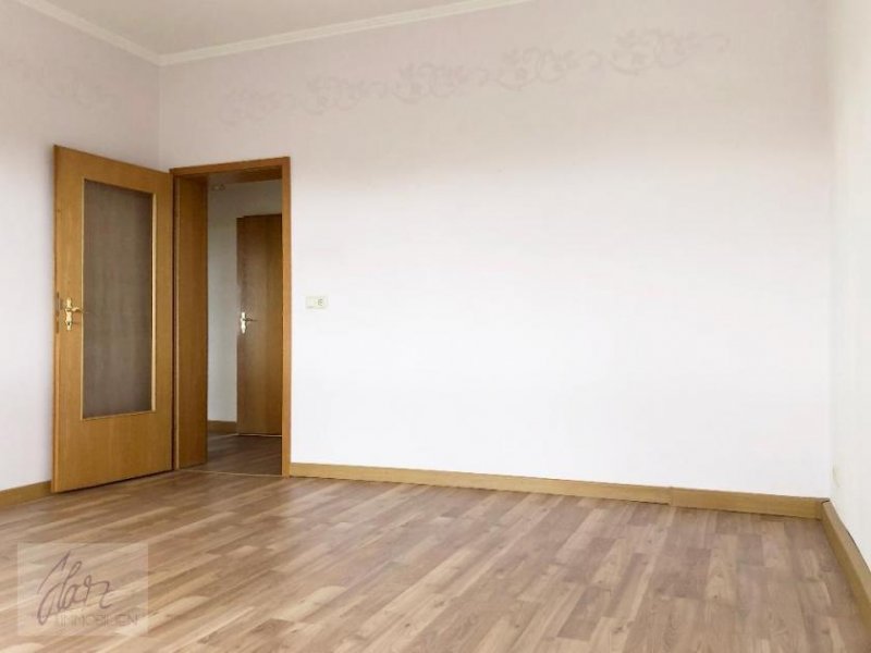 Riesa ***GROßZÜGIGES WOHNEN MIT WOHLFÜHLFAKTOR*** – attraktive 3-Raumwohnung mit großer Einbauküche und Tageslichtbad mit Wanne