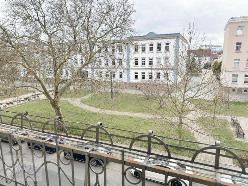 Riesa ***ALTBAUCHARME MIT 2 BALKONEN UND BLICK INS GRÜNE*** – 2-Raumwohnung in zentrumsnaher Lage von Alt‑Riesa zu vermieten