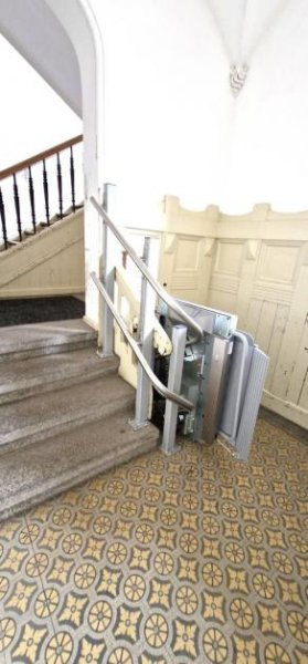 Leipzig ROLLSTUHLFAHRER AUFGEPASST! SCHICKE KOMPLETT RENOVIERTE 2-RWG M. GR. TAGESLICHTBAD U. TREPPENLIFT Wohnung mieten