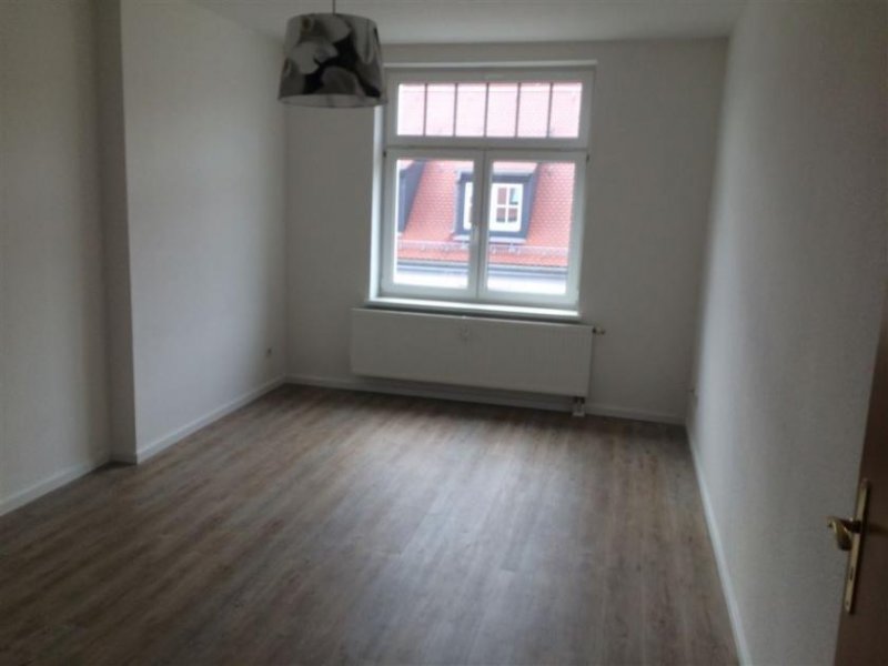 Leipzig * Kleine und günstige DG 3-Zimmerwohnung mit Wannenbad, EBK und Laminat in ruhiger Lage! * Wohnung mieten