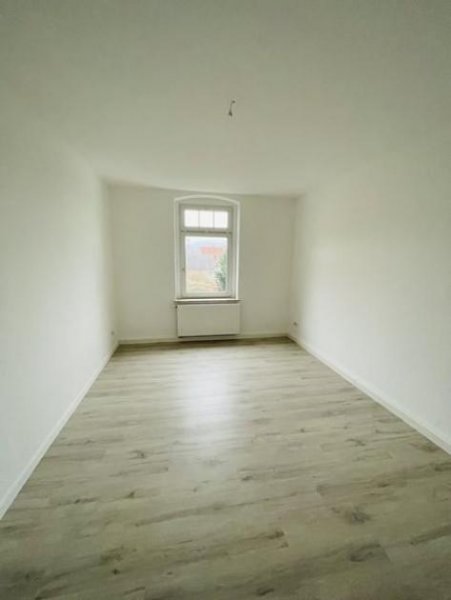 Roßwein Gemütliche 4-Zimmer mit Laminat und Tageslicht Wannenbad in guter Lage! Wohnung mieten