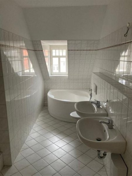 Roßwein Großzügige DG 4-Zimmer mit Laminat, Wannenbad und Balkon in ruhiger Lage! Wohnung mieten