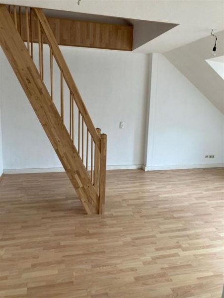 Roßwein Großzügige DG 4-Zimmer mit Laminat, Wannenbad und Balkon in ruhiger Lage! Wohnung mieten