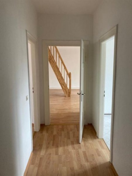 Roßwein Großzügige DG 4-Zimmer mit Laminat, Wannenbad und Balkon in ruhiger Lage! Wohnung mieten