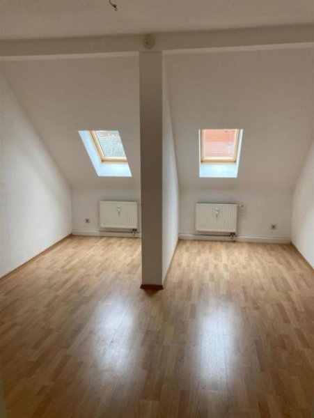 Roßwein Großzügige DG 4-Zimmer mit Laminat, Wannenbad und Balkon in ruhiger Lage! Wohnung mieten