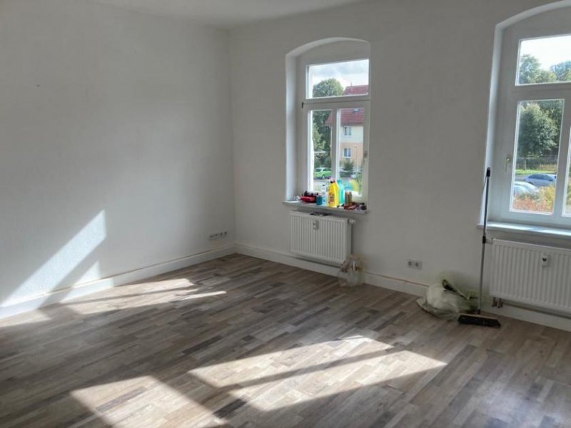 Roßwein Kleine 2-Zimmerwohnung mit Laminat, Balkon und offener Küche in ruhiger Lage! Wohnung mieten