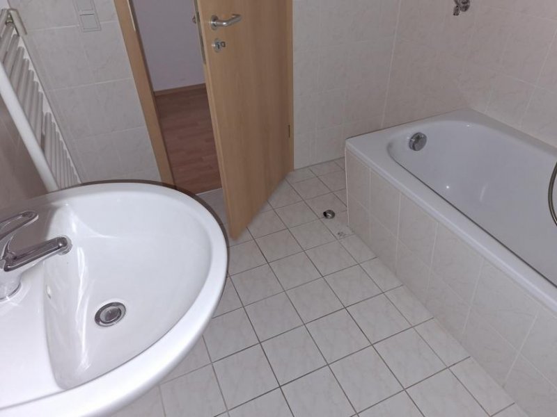 Halle (Saale) In Halle Weingärten, gemütliche 2. Zimmerwohnung mit Terrasse, Wannenbad im Erdgeschoss Wohnung mieten
