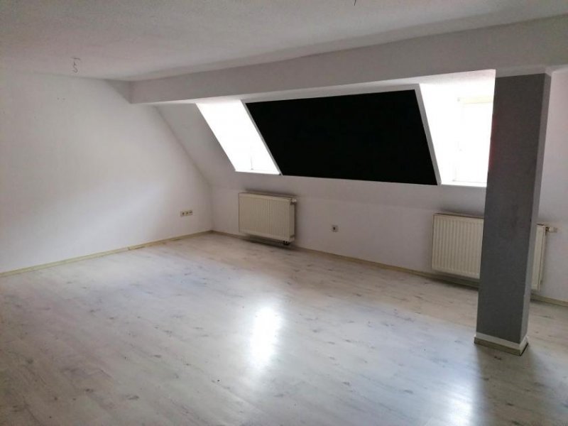 Naumburg (Saale) Dachgeschosswohnung - 3 Zimmer mit Wannen- und Duschbad Wohnung mieten