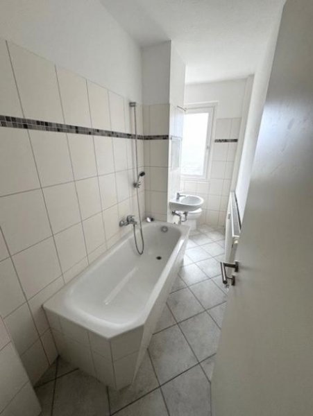 Dessau-Roßlau Schöne Stilvolle sonnige 3-R.-Wohnung in Dessau im 4.OG,58,20m2 mit BLK.zu vermieten. Wohnung mieten