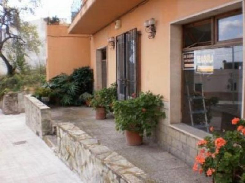 Capdepera Ladenlokal direkt an der Hauptstraße von Capdepera. Gewerbe mieten