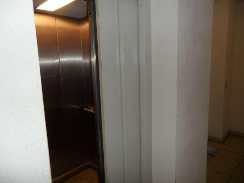 Zwickau Ab 01.08.26! 1-Raum WE mit Balkon, Einbauküche und Tiefgaragenstellplatz in ruhiger Seitenstraße Wohnung mieten