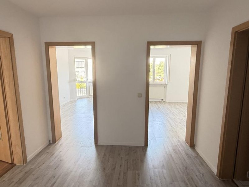 Zwickau Frisch sanierte 3-Raumwohnung mit Balkon, TG-Stellpl. & Fahrstuhl! Wohnung mieten