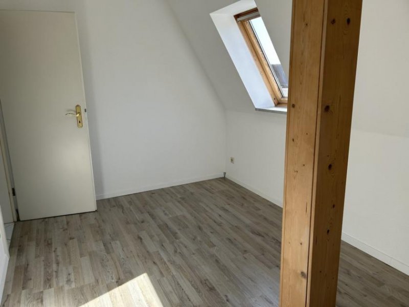 Zwickau Beliebte Wohngegend, 2-R-Whg. im DG, Balkon und Tageslichtbad! Wohnung mieten