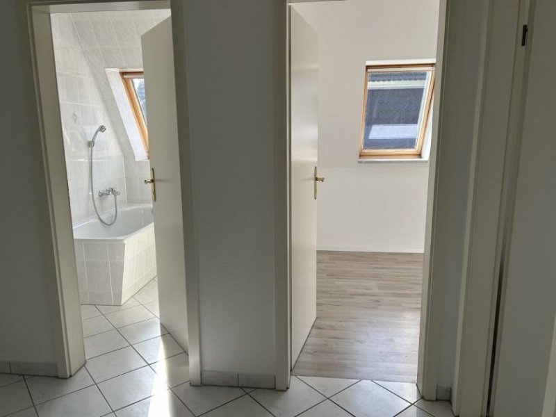 Zwickau Beliebte Wohngegend, 2-R-Whg. im DG, Balkon und Tageslichtbad! Wohnung mieten