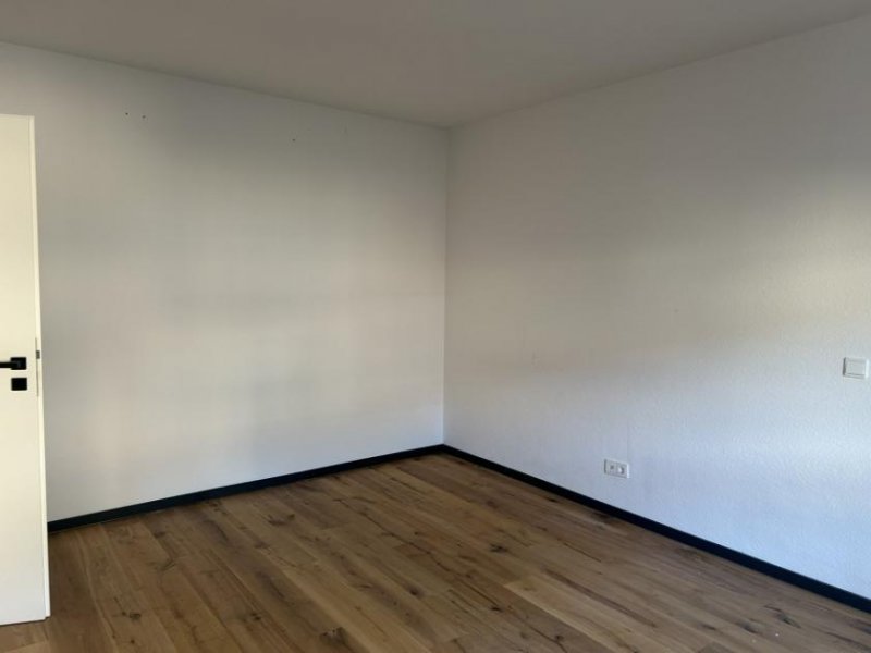 Zwickau Schöne Wohnung in Marienthal, beliebte Lage, Laminat, Stellplätze vor dem Haus und EBK Wohnung mieten