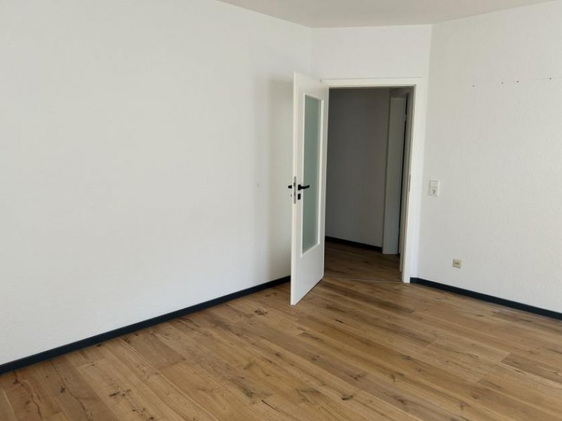 Zwickau Schöne Wohnung in Marienthal, beliebte Lage, Laminat, Stellplätze vor dem Haus und EBK Wohnung mieten