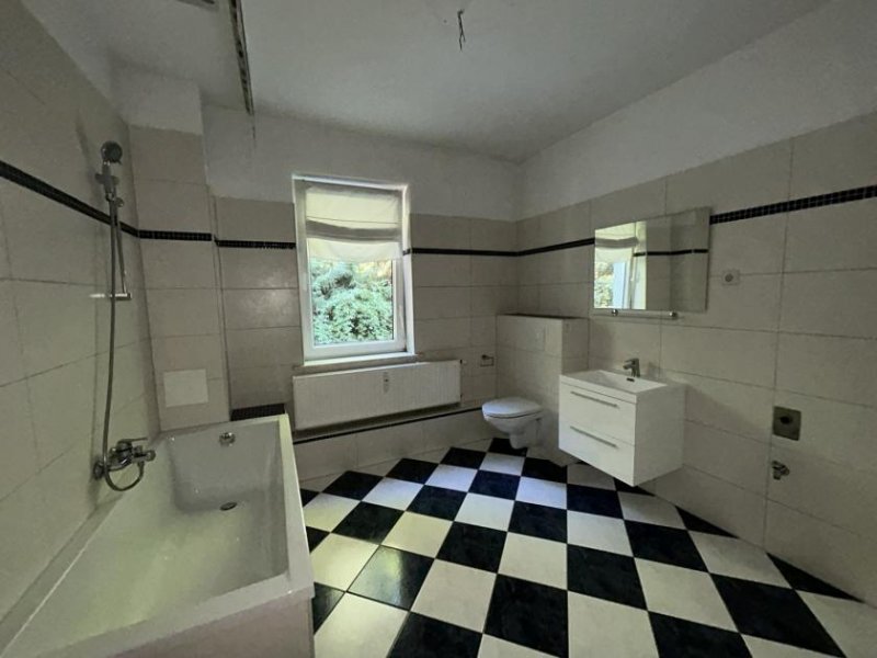 Zwickau Helle 4-Raumwhg. mit EBK und Balkon in Zwickau! Wallbox für E-Autos am Haus! Wohnung mieten