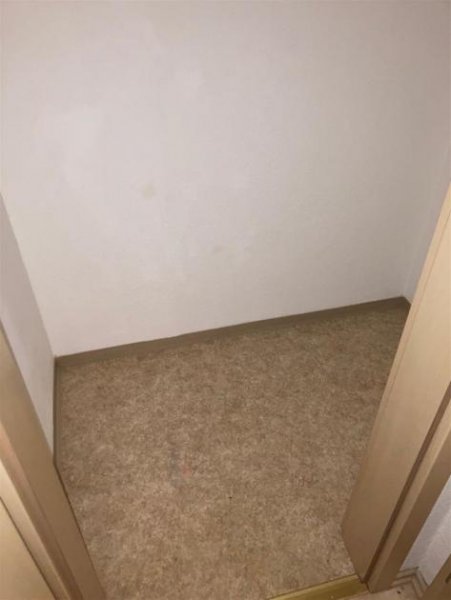 Reinsdorf (Landkreis Zwickau) Gemütliche DG 2-Zimmer mit Einbauküche, Laminat, Wannenbad und Balkon in guter Lage! Wohnung mieten