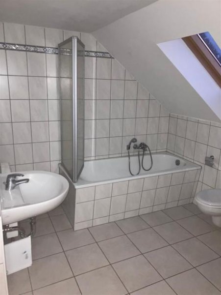 Reinsdorf (Landkreis Zwickau) Gemütliche DG 2-Zimmer mit Einbauküche, Laminat, Wannenbad und Balkon in guter Lage! Wohnung mieten