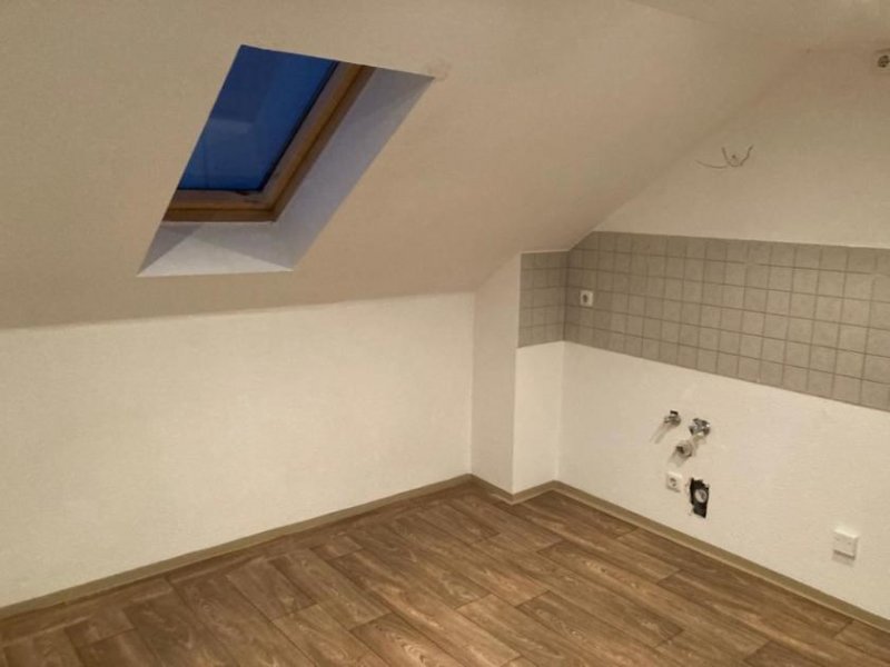 Reinsdorf (Landkreis Zwickau) Gemütliche DG 2-Zimmer mit Einbauküche, Laminat, Wannenbad und Balkon in guter Lage! Wohnung mieten