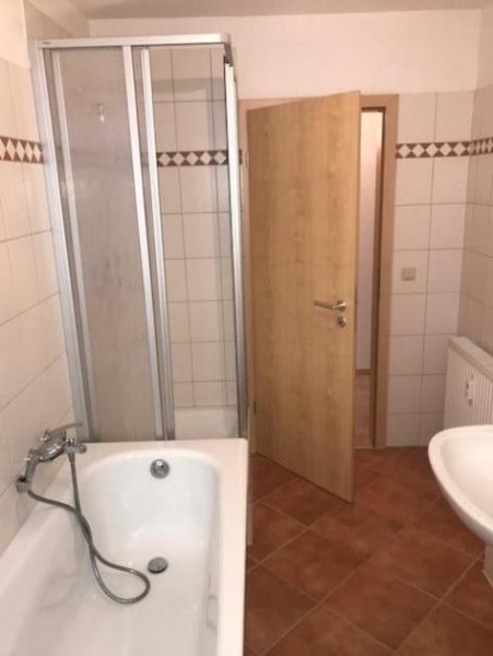 Reinsdorf (Landkreis Zwickau) Großzügige 3-Zimmer mit Laminat, Balkon, EBK, SP und Wannenbad in ruhiger Lage! Wohnung mieten