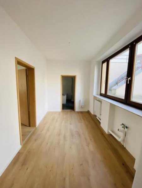 Meerane 2-Zimmer mit Laminat, Wanne, Dusche und sep. WC und in zentraler Lage! Wohnung mieten