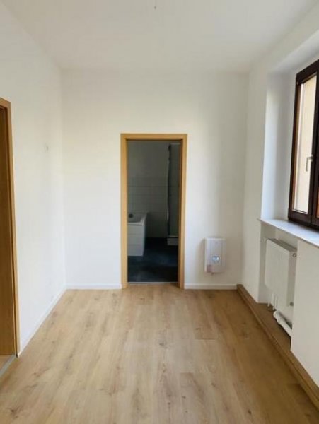 Meerane 2-Zimmer mit Laminat, Wanne, Dusche und sep. WC und in zentraler Lage! Wohnung mieten