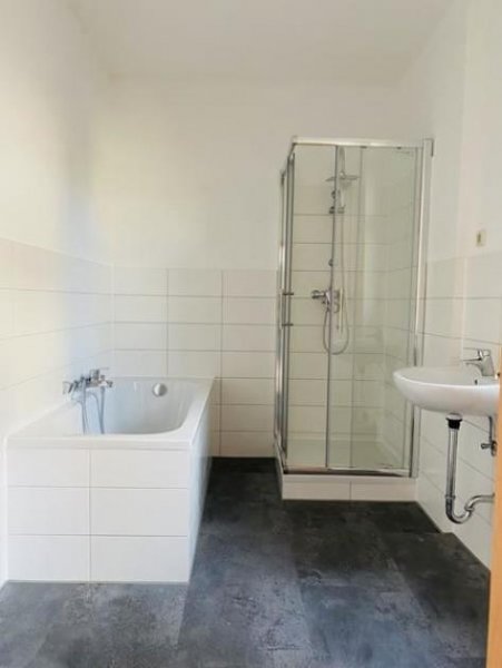 Meerane 2-Zimmer mit Laminat, Wanne, Dusche und sep. WC und in zentraler Lage! Wohnung mieten