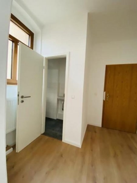 Meerane 2-Zimmer mit Laminat, Wanne, Dusche und sep. WC und in zentraler Lage! Wohnung mieten