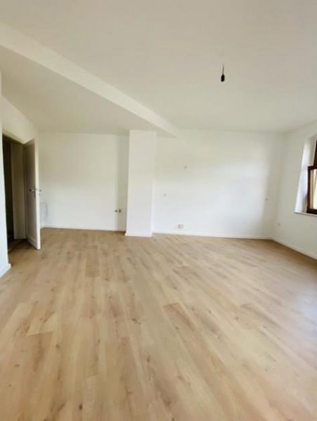Meerane 2-Zimmer mit neuem Laminat, neuem Bad mit Wanne und Dusche und in zentraler Lage! Wohnung mieten