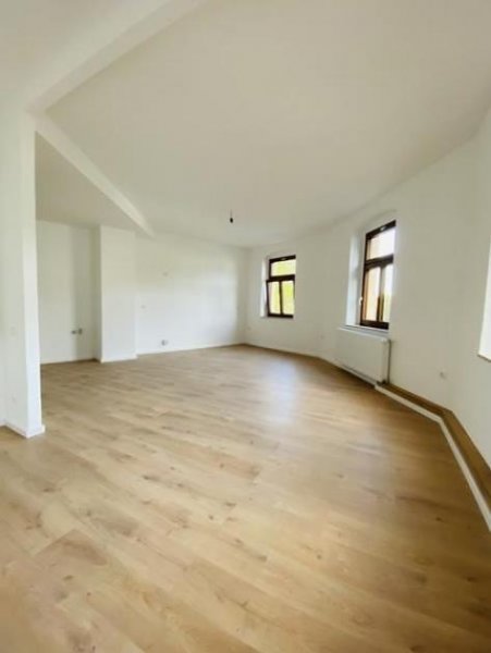Meerane 2-Zimmer mit neuem Laminat, neuem Bad mit Wanne und Dusche und in zentraler Lage! Wohnung mieten