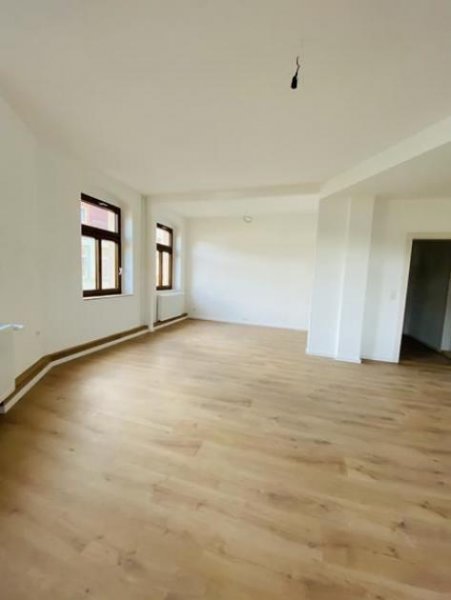 Meerane 2-Zimmer mit neuem Laminat, neuem Bad mit Wanne und Dusche und in zentraler Lage! Wohnung mieten
