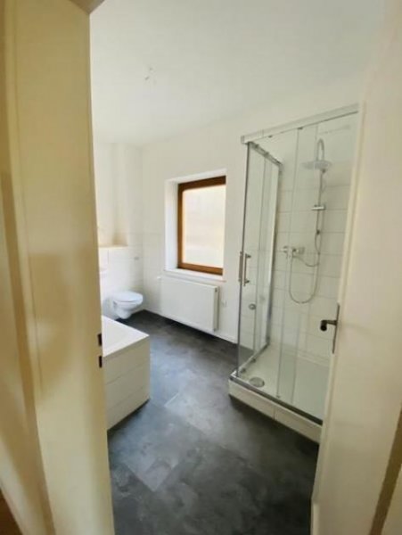 Meerane 2-Zimmer mit neuem Laminat, neuem Bad mit Wanne und Dusche und in zentraler Lage! Wohnung mieten
