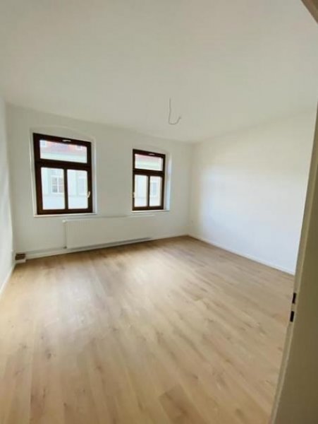 Meerane 2-Zimmer mit neuem Laminat, neuem Bad mit Wanne und Dusche und in zentraler Lage! Wohnung mieten