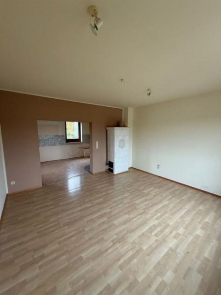 Meerane 3-Zi. mit Laminat, Küchenofen, Terrasse, Kachelofen und offener Küche in zentraler Lage! Wohnung mieten
