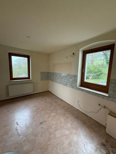 Meerane 3-Zi. mit Laminat, Küchenofen, Terrasse, Kachelofen und offener Küche in zentraler Lage! Wohnung mieten