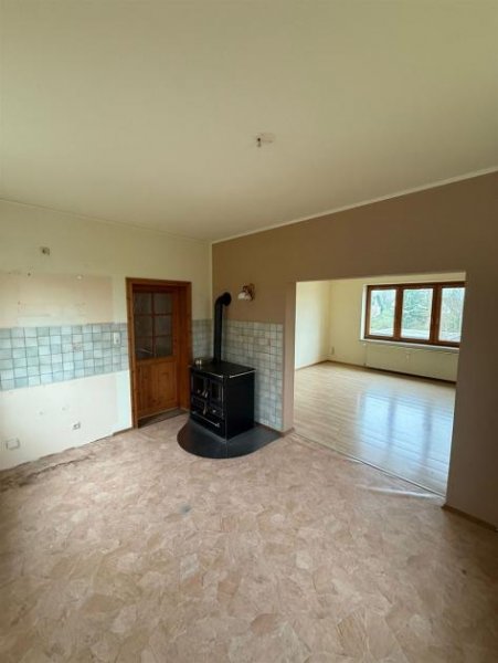 Meerane 3-Zi. mit Laminat, Küchenofen, Terrasse, Kachelofen und offener Küche in zentraler Lage! Wohnung mieten
