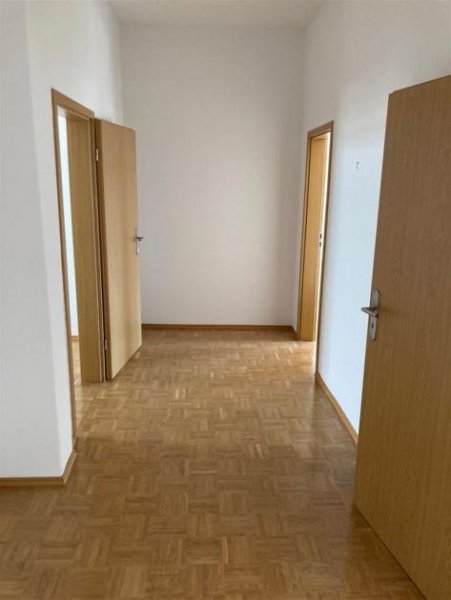 Meerane Großzügige 3-Zimmer mit Parkett, und offener Küche in zentraler Lage! EBK mgl. Wohnung mieten