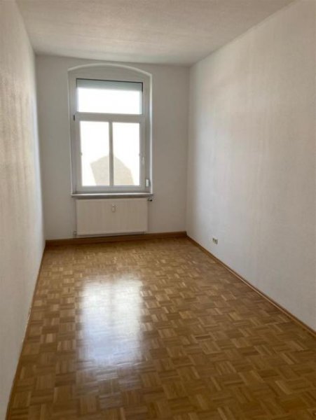 Meerane Großzügige 3-Zimmer mit Parkett, und offener Küche in zentraler Lage! EBK mgl. Wohnung mieten