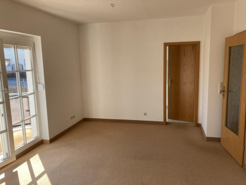 Fraureuth ab 01.07.26! Fraureuth, schöne 2-Zimmer Erdgeschosswohnung mit Balkon, Stellplatz optional Wohnung mieten