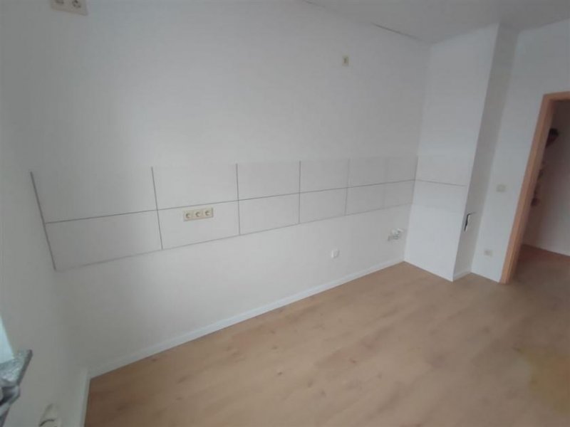 Reichenbach im Vogtland Gemütliche 4-Zimmer mit Laminat in guter Lage Wohnung mieten