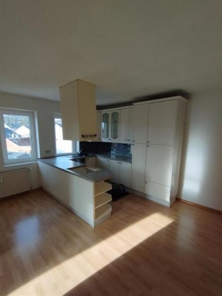 Reichenbach im Vogtland Großzügige 3-Zimmer mit EBK, großen Balkon und Laminat in zentraler Lage! Wohnung mieten