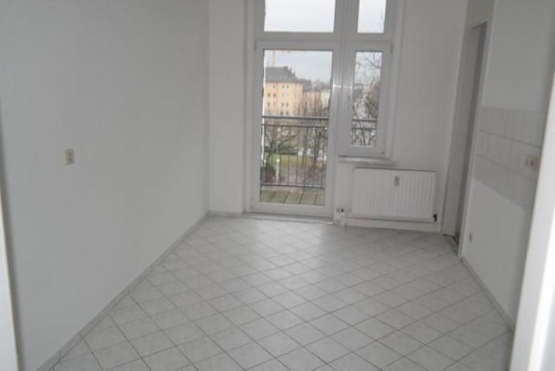 Chemnitz Großzügige 2-Zimmer mit Laminat, Wanne und Balkon in zentraler Lage! EBK mgl. Wohnung mieten
