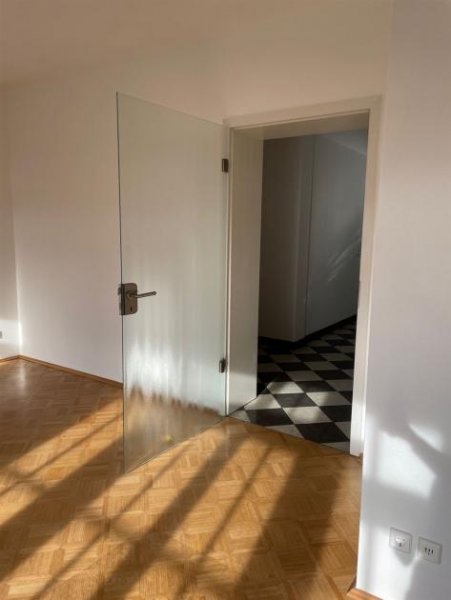 Chemnitz Großzügige 3-Zimmer mit Balkon, Wannenbad, Parkett, Aufzug und SP mgl. im Zentrum! Wohnung mieten