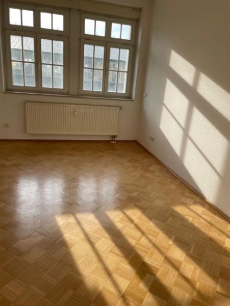 Chemnitz Großzügige 3-Zimmer mit Balkon, Wannenbad, Parkett, Aufzug und SP mgl. im Zentrum! Wohnung mieten