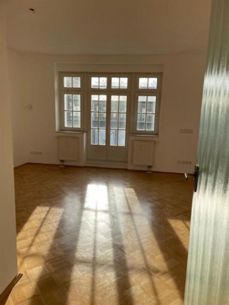 Chemnitz Großzügige 3-Zimmer mit Balkon, Wannenbad, Parkett, Aufzug und SP mgl. im Zentrum! Wohnung mieten